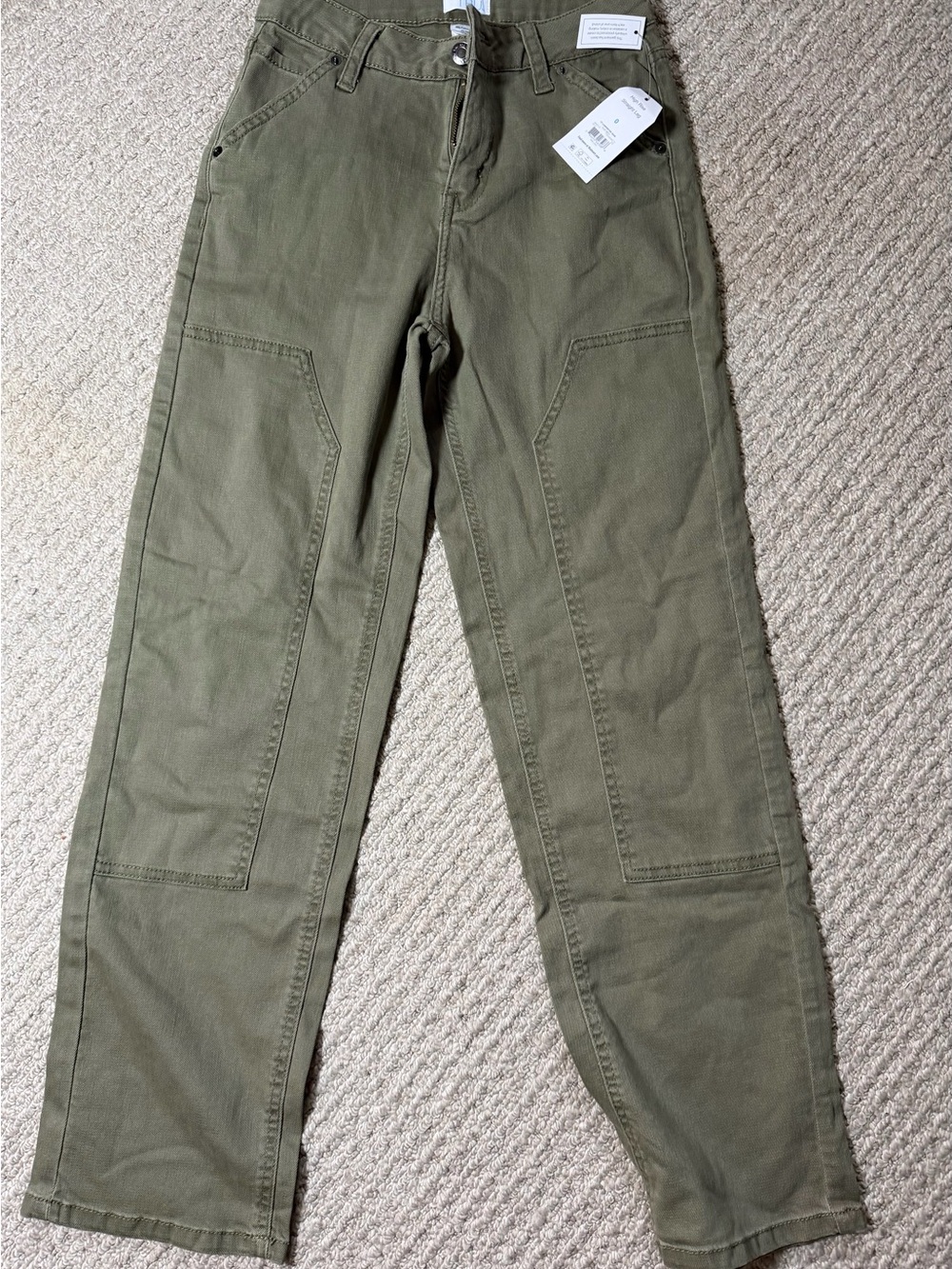 Women’s high rise olive green pants with cargo details